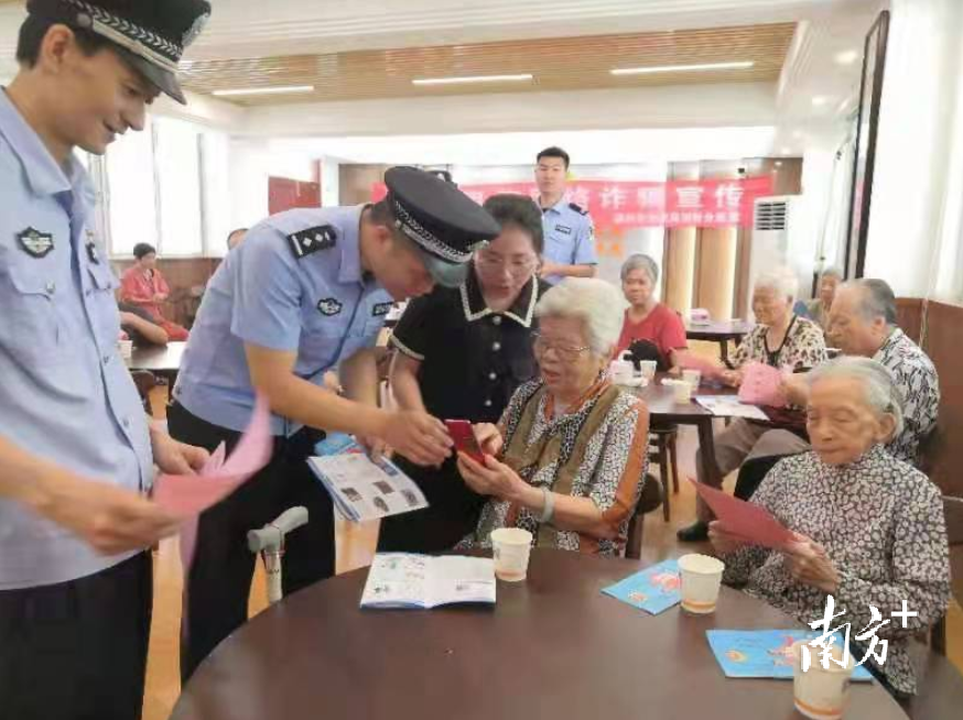 民警指导老年人下载“国家反诈中心”APP。受访单位供图