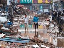 直击洪水过后的河南巩义：有房屋冲毁、车辆掀翻，道路成泥潭