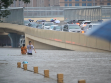 郑州暴雨五次红色预警：为何未及时停课停业？