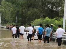 郑州600人被洪水困在高速收费站，直击救援转运