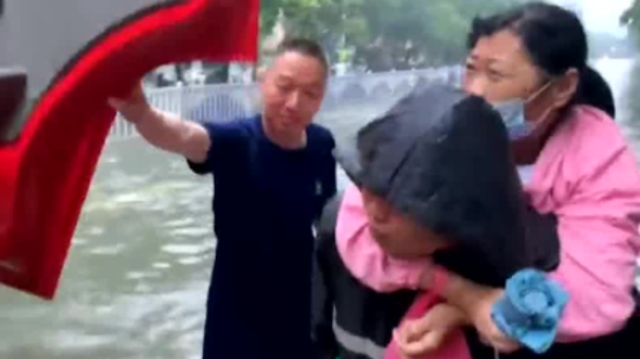 南方拍客|癌症患者急需做透析，河南消防开车护送