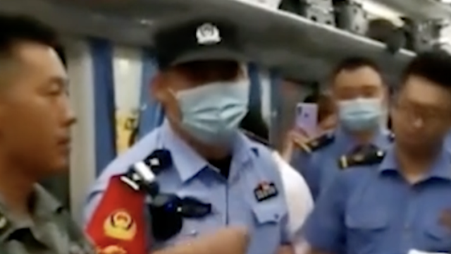 南方拍客|郑州暴雨列车滞留，乘警喊话：先照顾老人和孩子