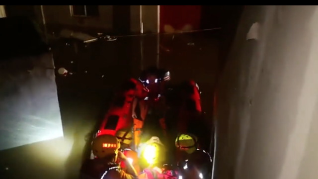 视频｜佛山菠萝义工队在郑州连夜奋战，救出八旬高龄瘫痪老人