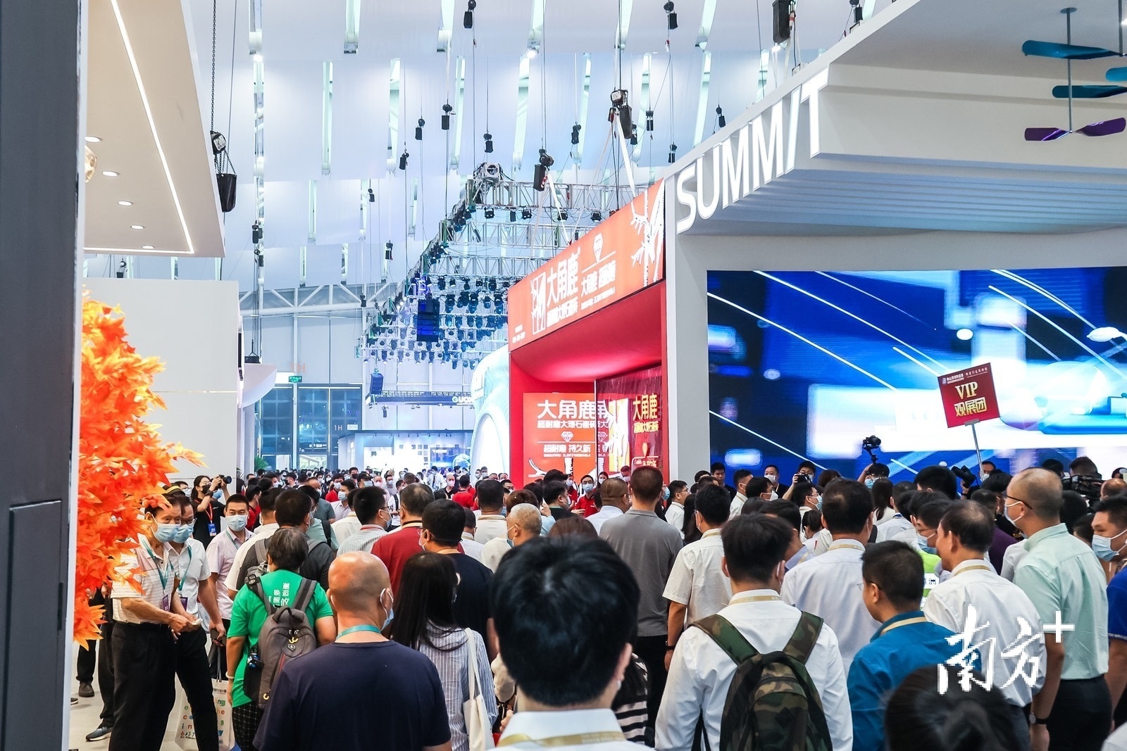 7月20日，为期5天的2021佛山潭洲陶瓷展在潭洲国际会展中心开幕，参与买家预计超过15万人次。潭洲国际会展中心供图