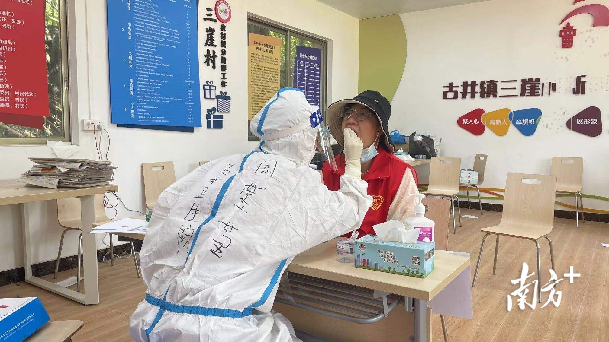 古井卫生院今天全体取消休假，派出60多位医护人员奔赴全镇各检测点，在最关键的三崖村，有16位医护重点支援。