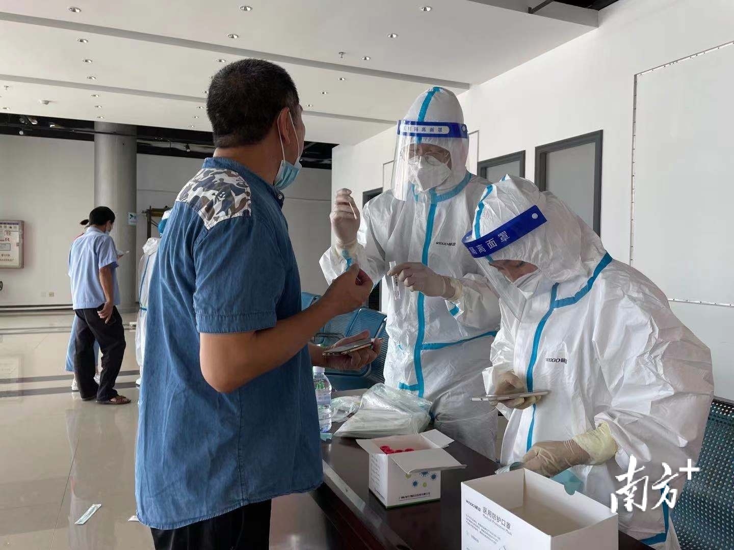 在江门汽车总站，医护人员正在耐心为江门汽车总站和江门公汽的驾驶员进行核酸检测。