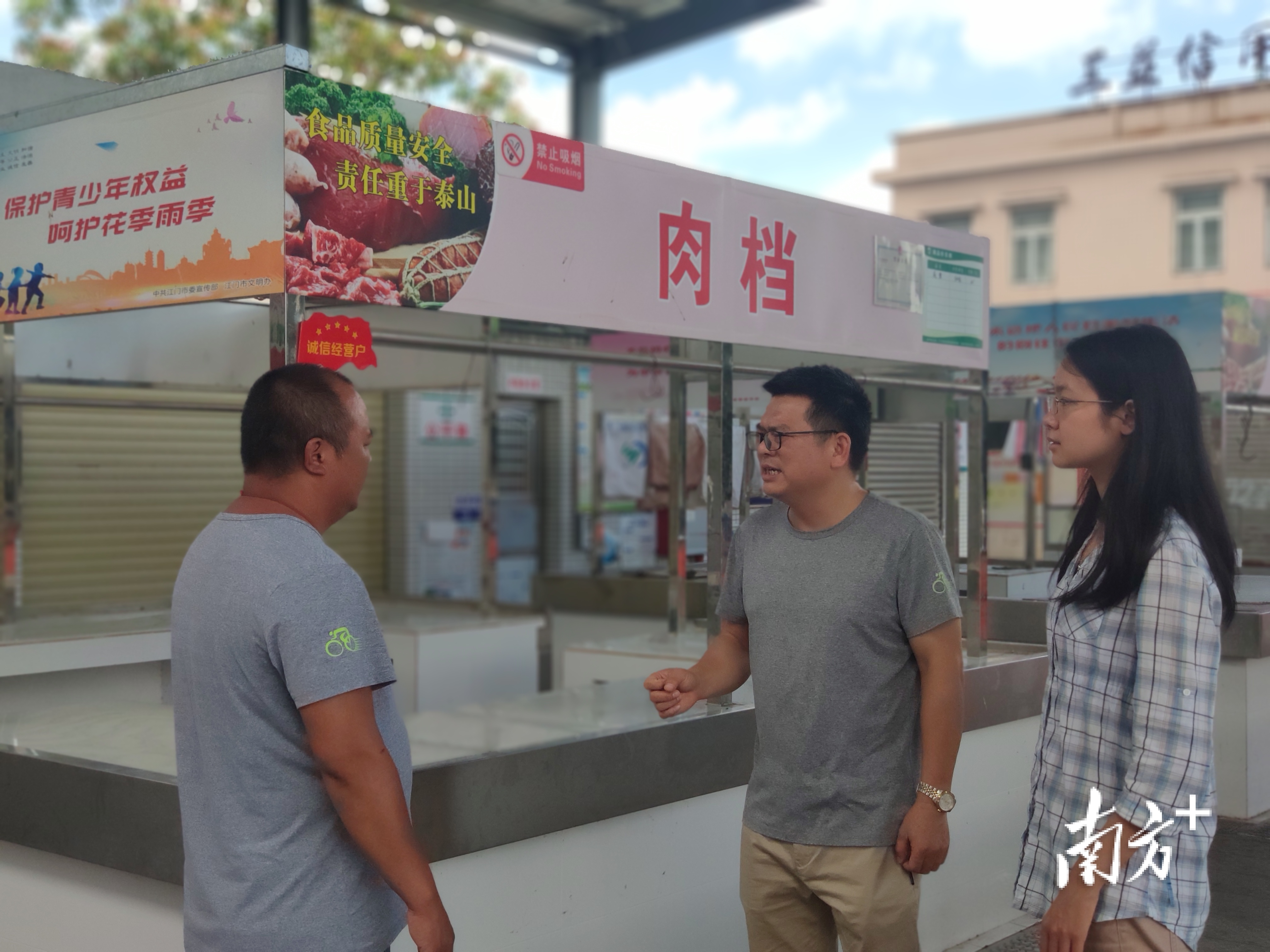 何举论跟进三益市场改造工程。黄绍侦 摄