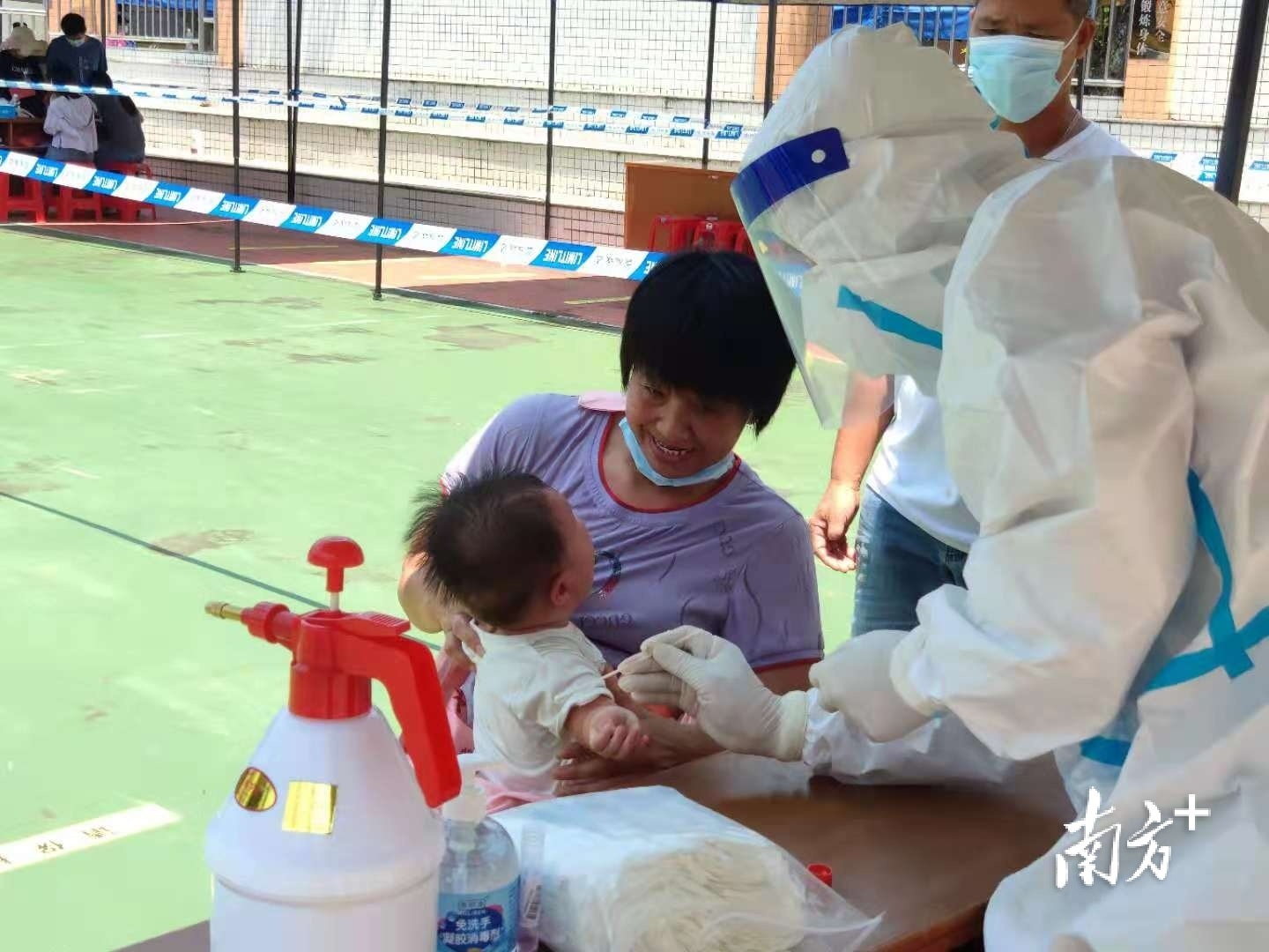 在沙堆镇那伏中心公园检测点，核酸检测正有序开展。现场，采样流程的平均时间约为7秒/人。