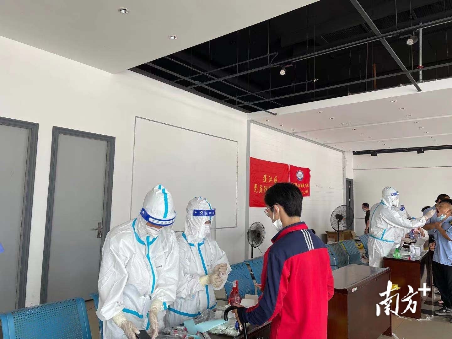 “同事们都很配合，主动过来检测点。”李师傅今天值班，趁回总站休息的间隙赶紧过来排队。他说，“做了检测确认安全，自己放心，也是对乘客的负责。”