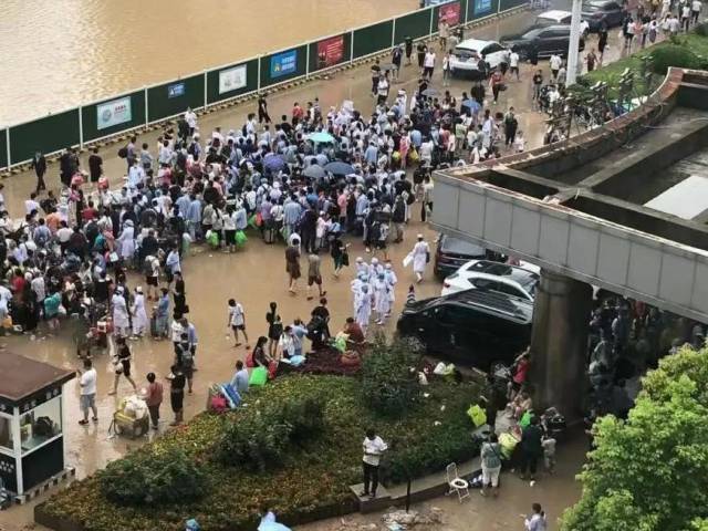 “打着手电筒接生”：暴雨断电，郑州医院的24小时自救