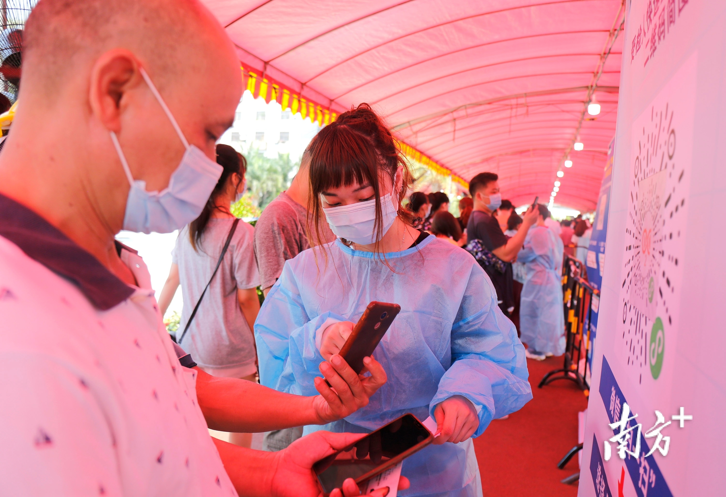 在入口排队扫码处,小榄体育馆采样点增加了工作人员进行组织调度。