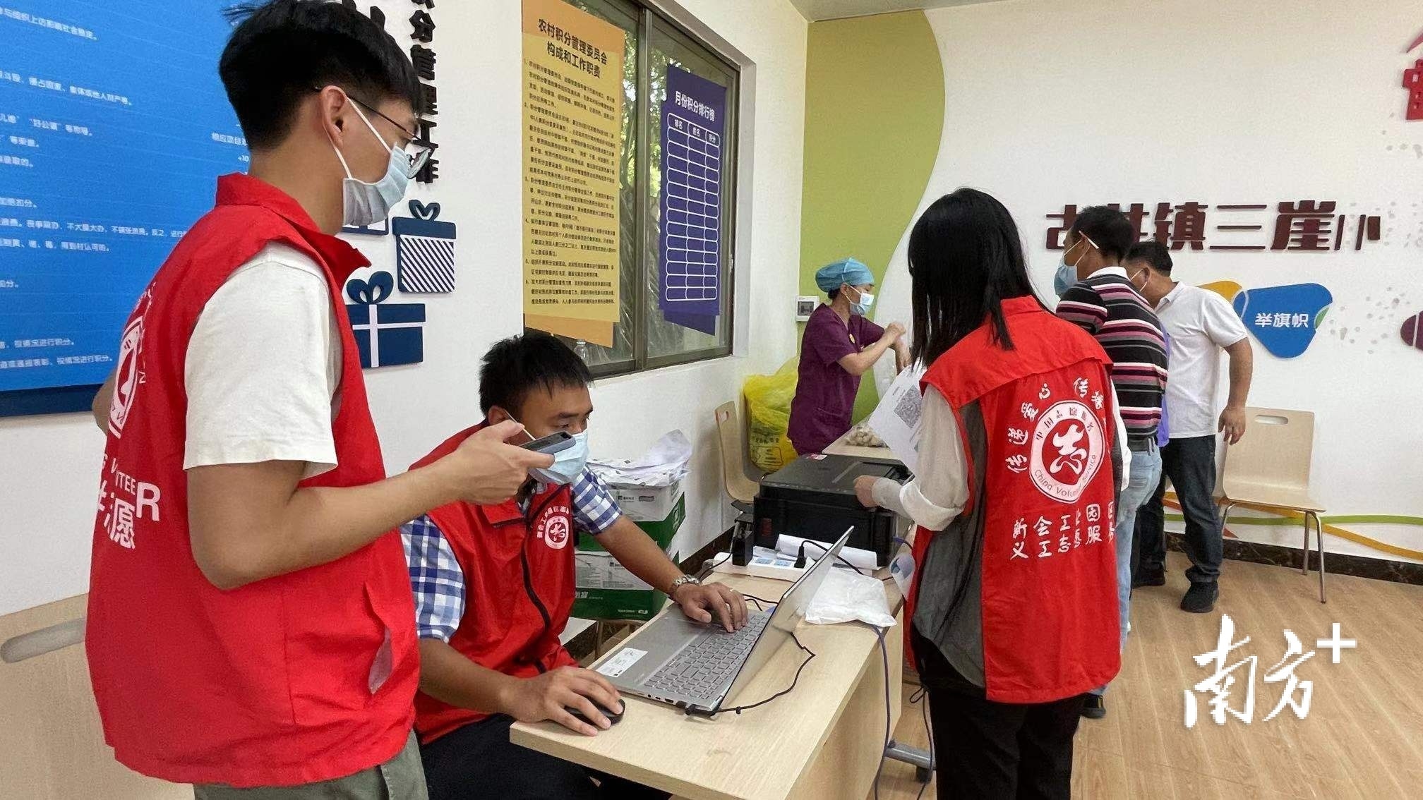 部分村民没有智能手机，带着身份证和户口本来现场。志愿者为他们登记信息，现场打印出“粤核酸”二维码。