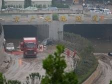 现场镜头 | 京广北路隧道仍在抽水救援，被淹车辆已清理大半