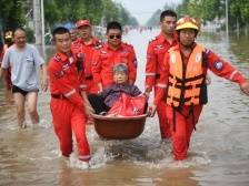 新乡卫辉市多个村庄被淹，村民趟水手牵手转移