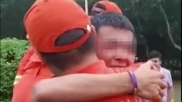 南方拍客|少年滞留郑州5天抱着消防员大哭