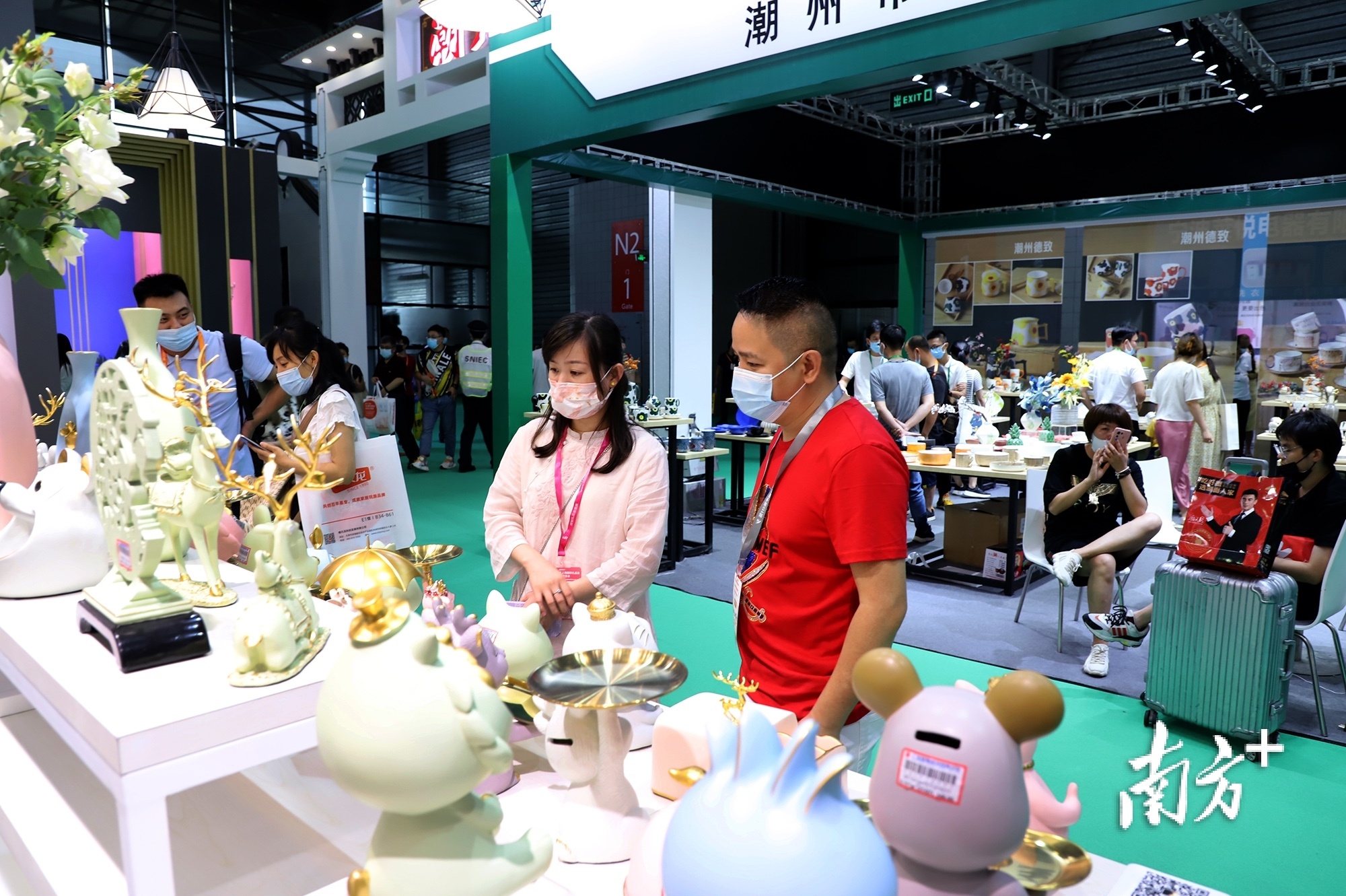 广东四通利用展会平台，与客户当面交流。