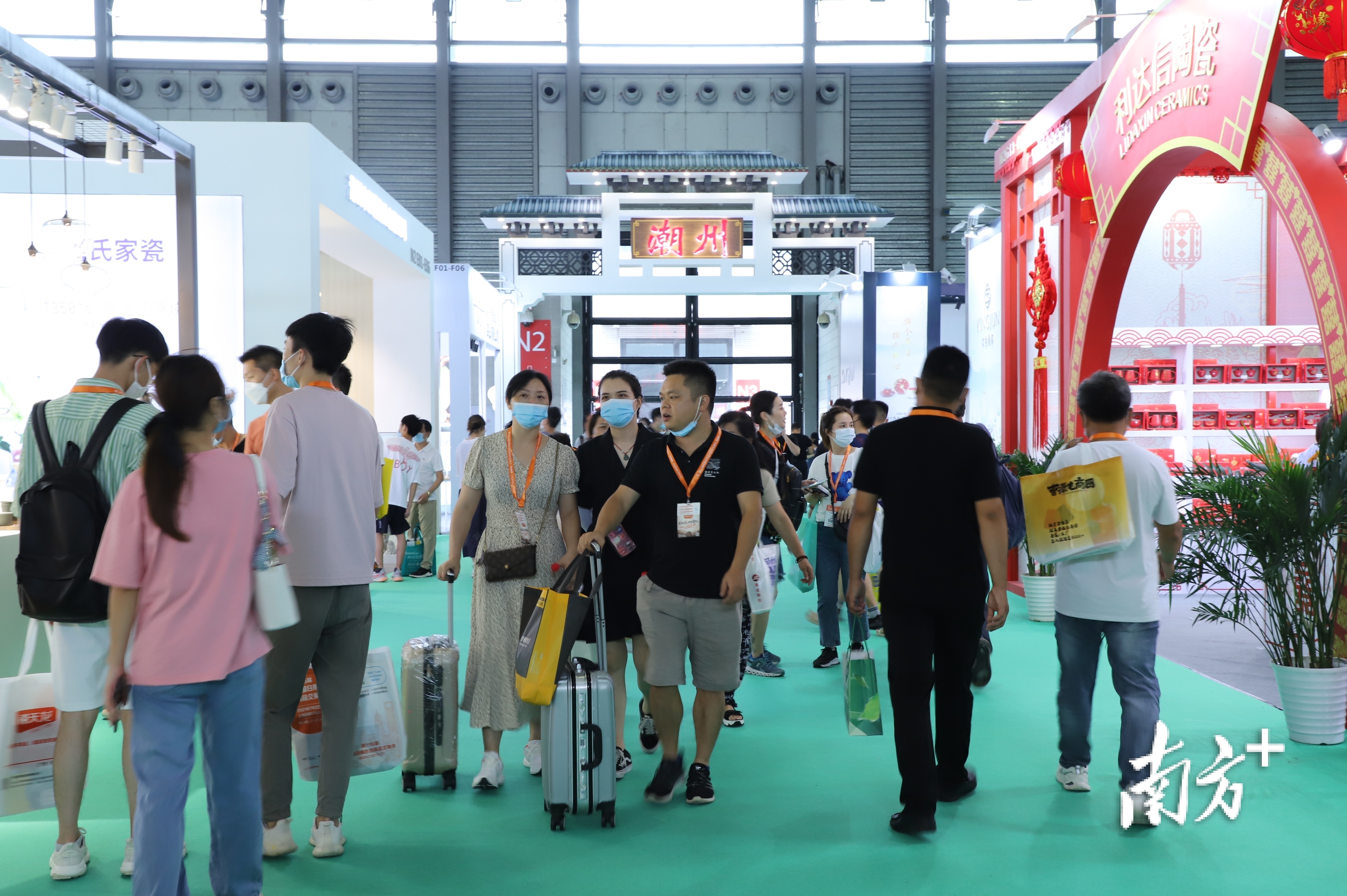 “中国瓷都·潮州专馆”内人头攒动。