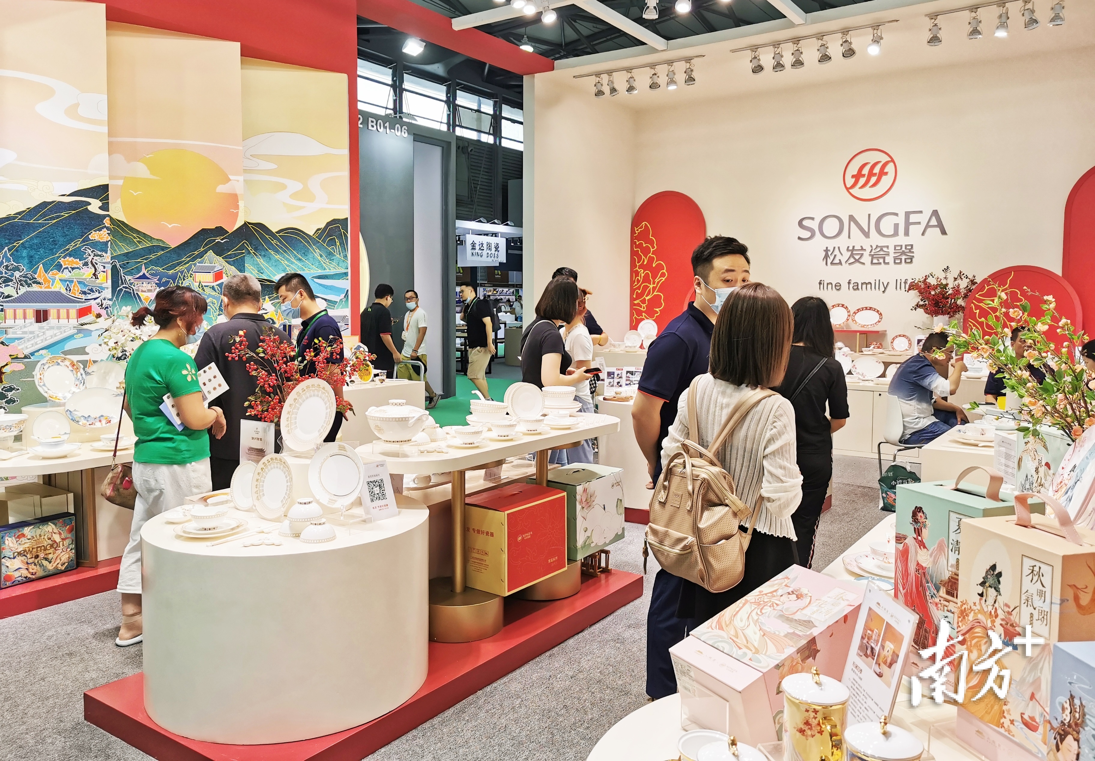 松发陶瓷展位布置突出文化特色，将产品设计与展位视觉交融，引人注目。