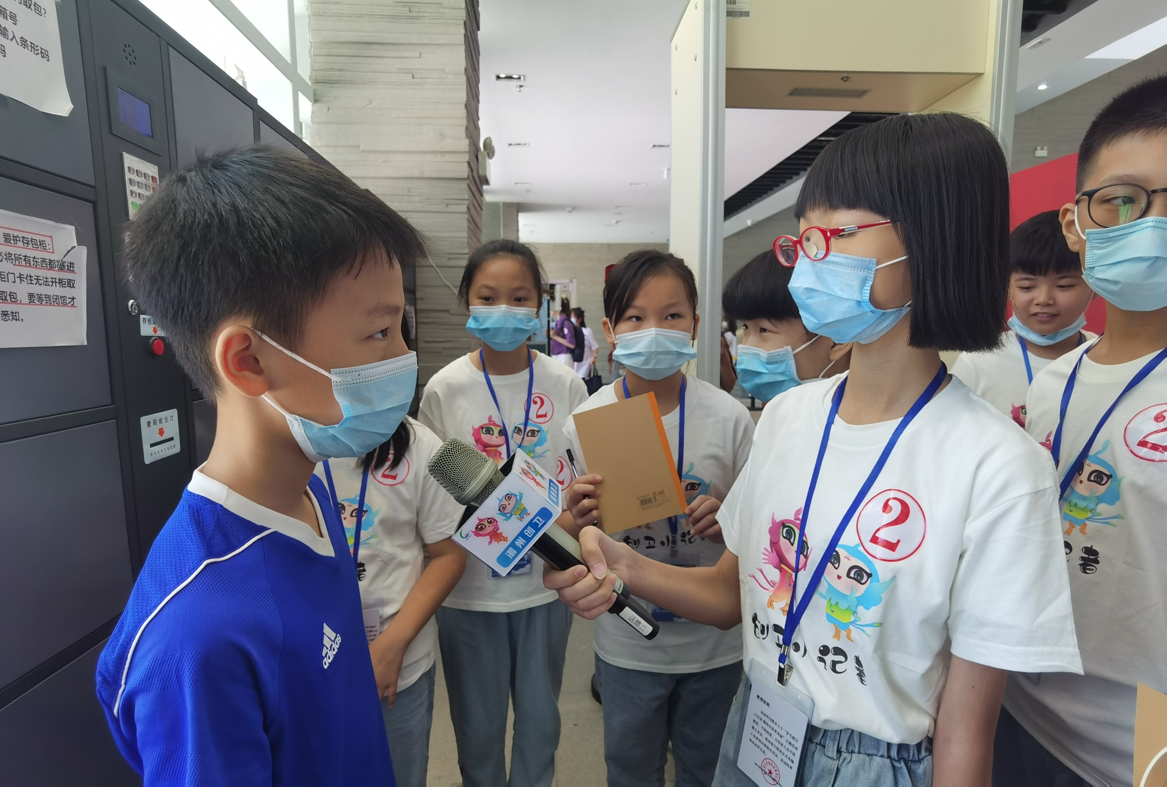 创卫小记者们进行采访初体验。