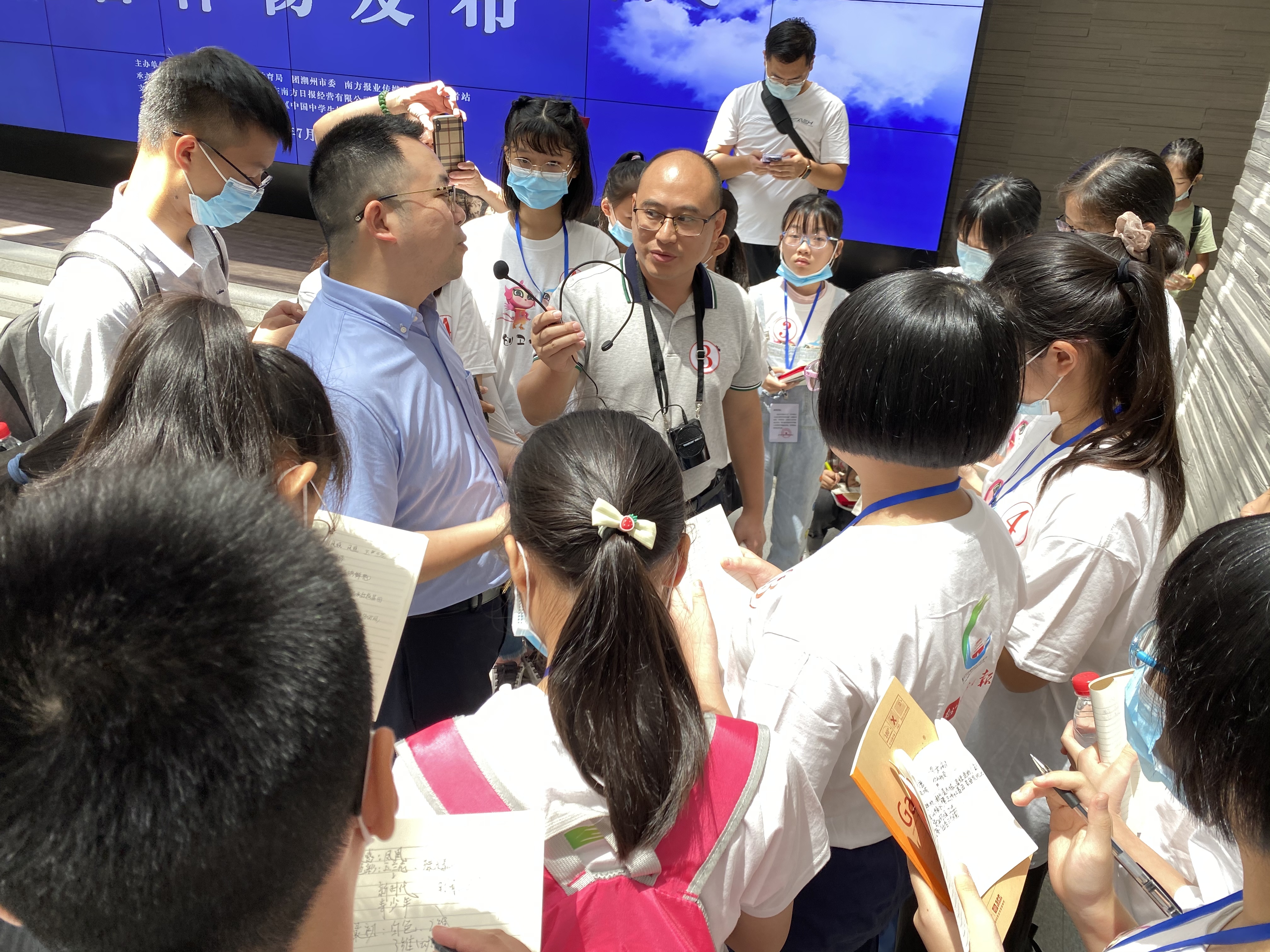 小记者体验采访。