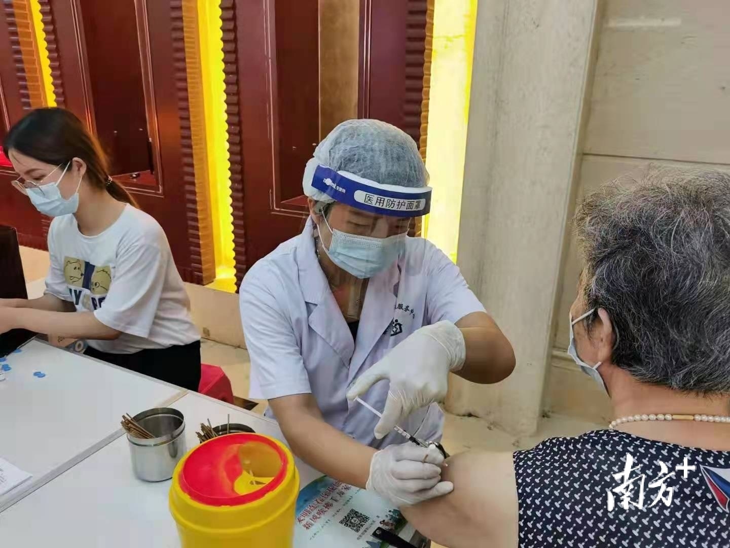 湘桥区在社区设置临时接种服务点，方便老年人接种新冠疫苗。