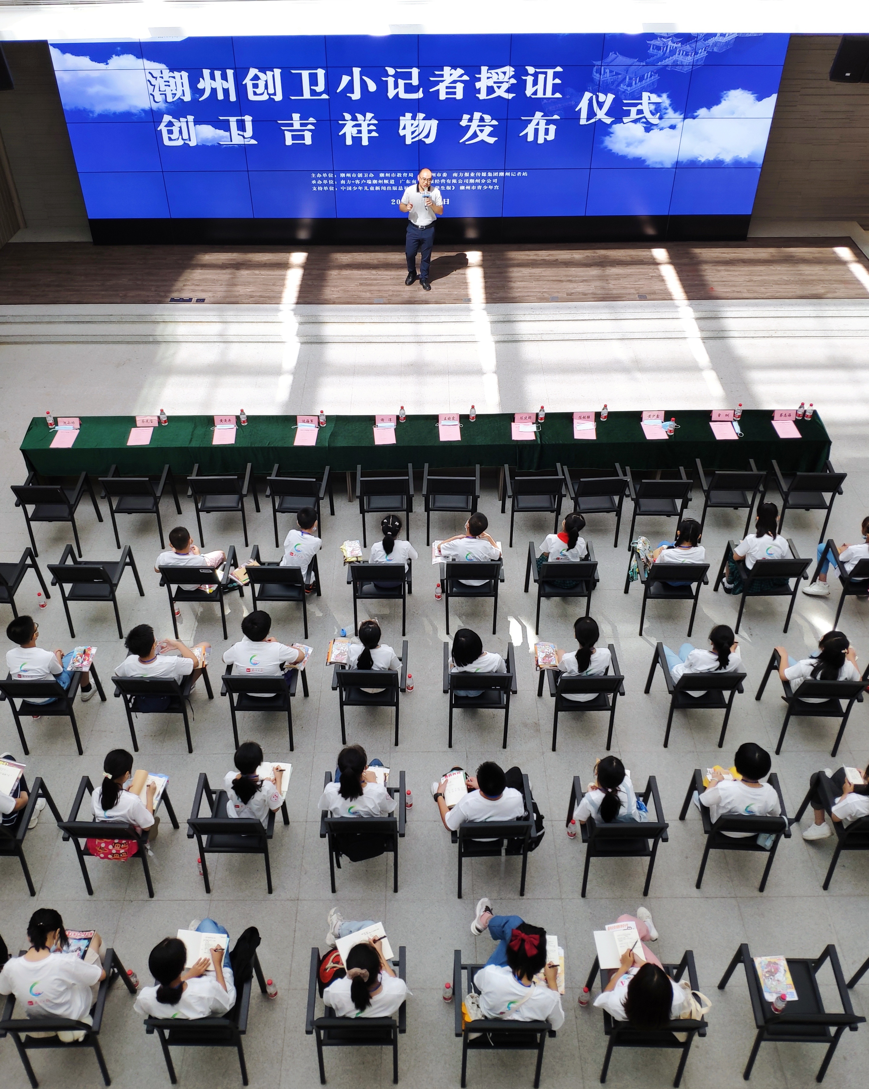 南方日报、南方+记者给小记者们上课。 南方日报、南方+记者给小记者们上课。