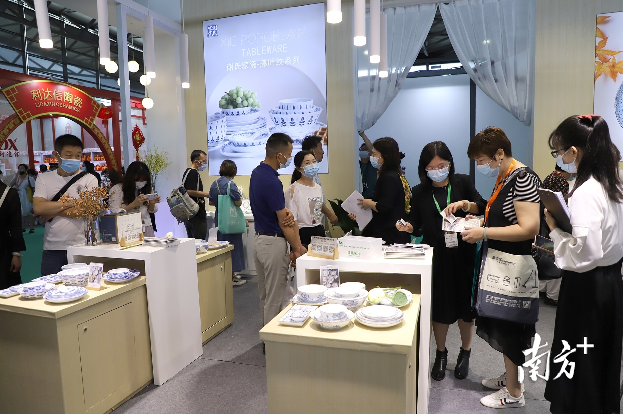 巨箭瓷业第一次参加线下展会，收获不少新客户。