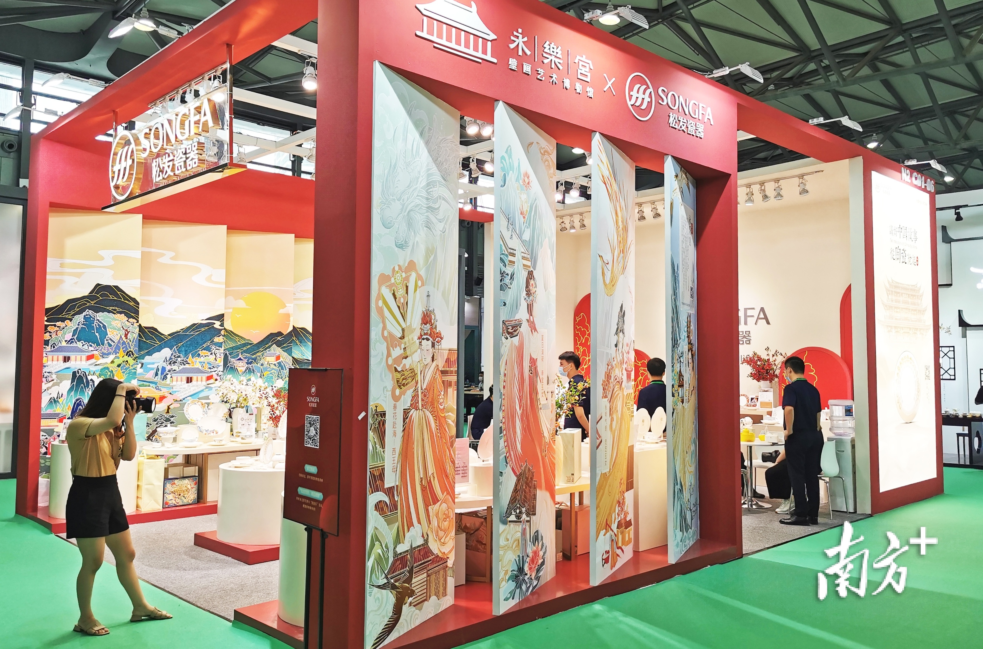 松发陶瓷展位布置突出文化特色，将产品设计与展位视觉交融，引人注目。