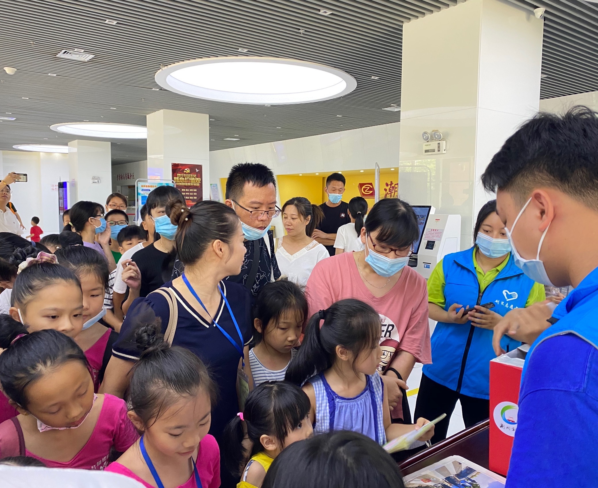 在潮州市图书馆,创卫工作人员设置了多个互动环节供小记者和市民群众参与。