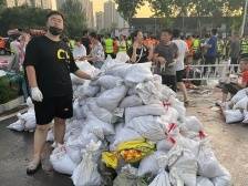 全城的人都来了！新乡人排成长龙扛沙袋阻挡决堤洪水