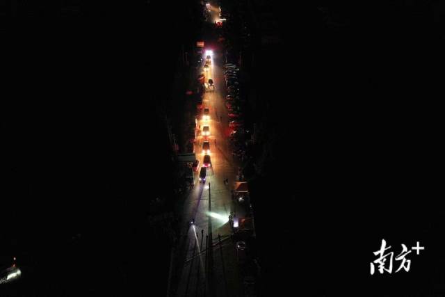 图集 | 星夜转移，河南鹤壁河水决口处村民紧急撤离