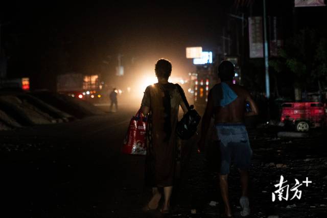 图集 | 星夜转移，河南鹤壁河水决口处村民紧急撤离