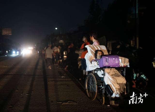 图集 | 星夜转移，河南鹤壁河水决口处村民紧急撤离