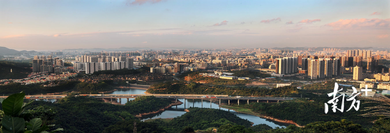 今日龙华，城市功能日臻完善，产城人交融共生。