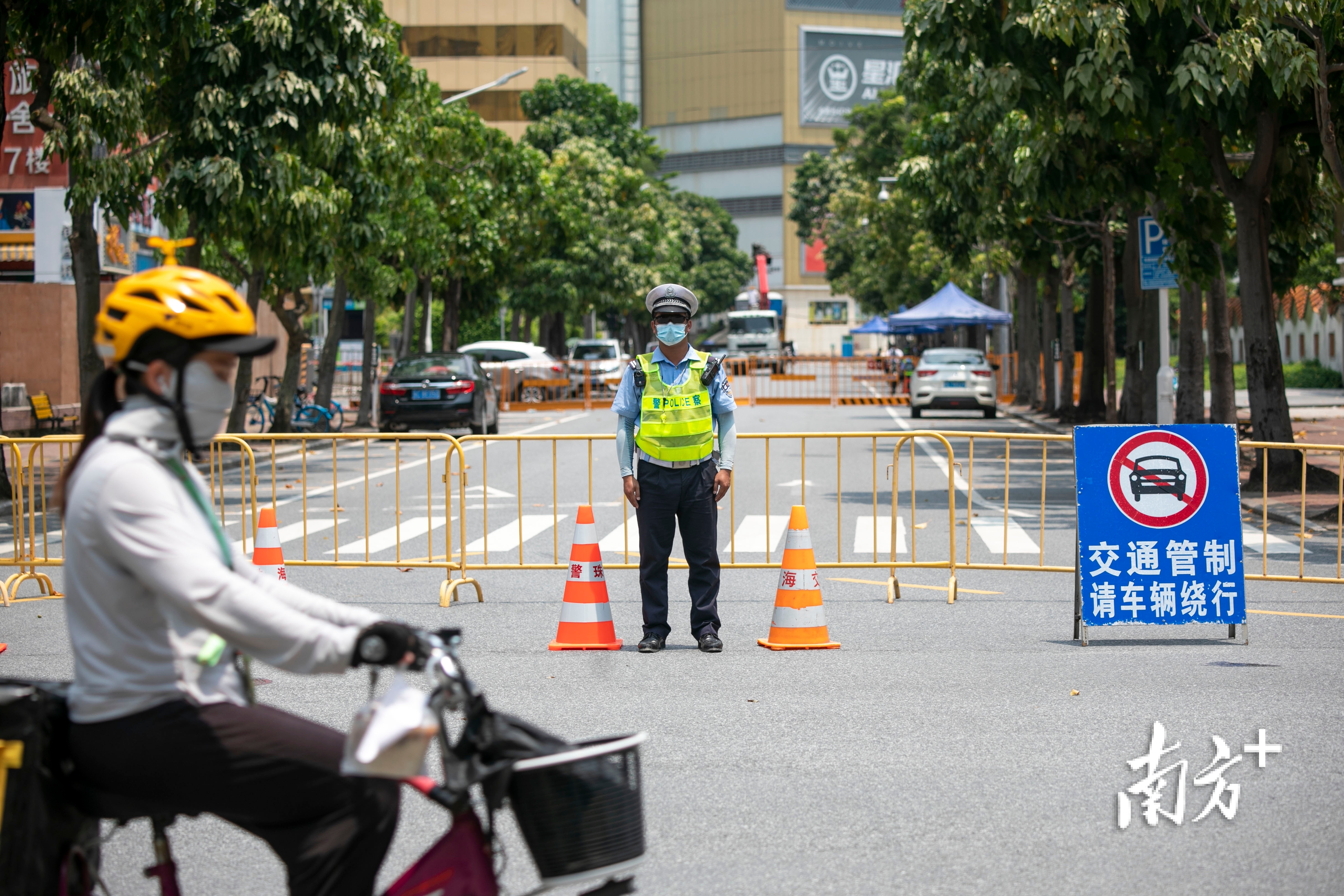 交警在景园路与园林路路口执勤。 交警在景园路与园林路路口执勤。