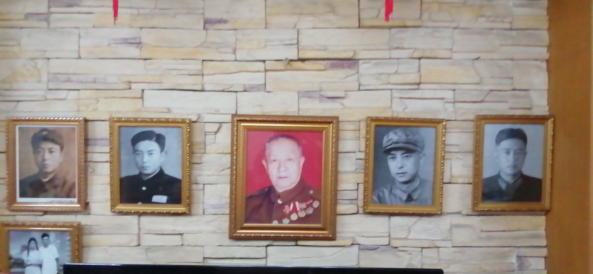 张启彬戴好勋章、纪念章的照片 张启彬戴好勋章、纪念章的照片