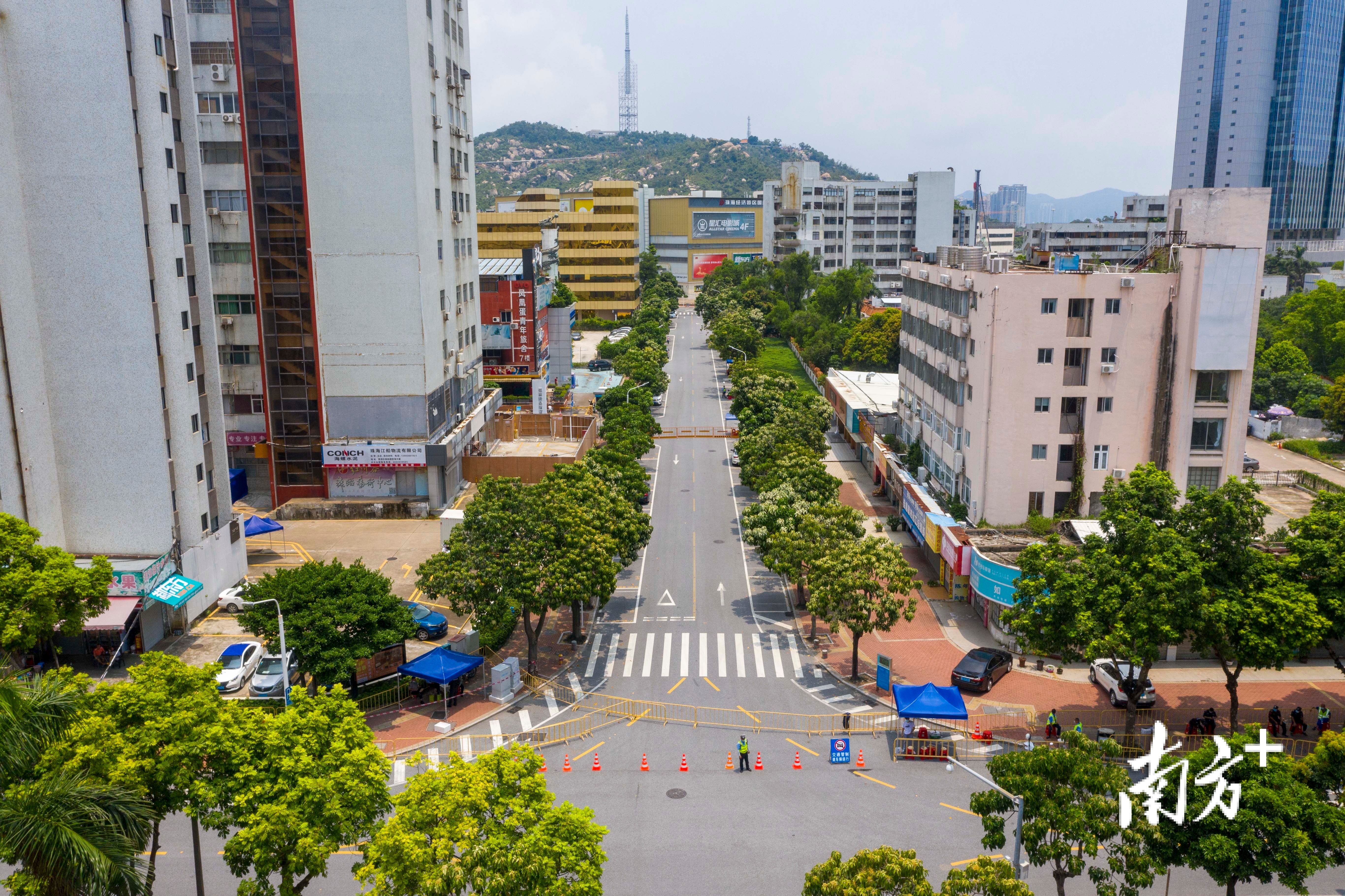 当日中午11时30分,记者来到位于封控管理区园林路附近看到,吉大街道