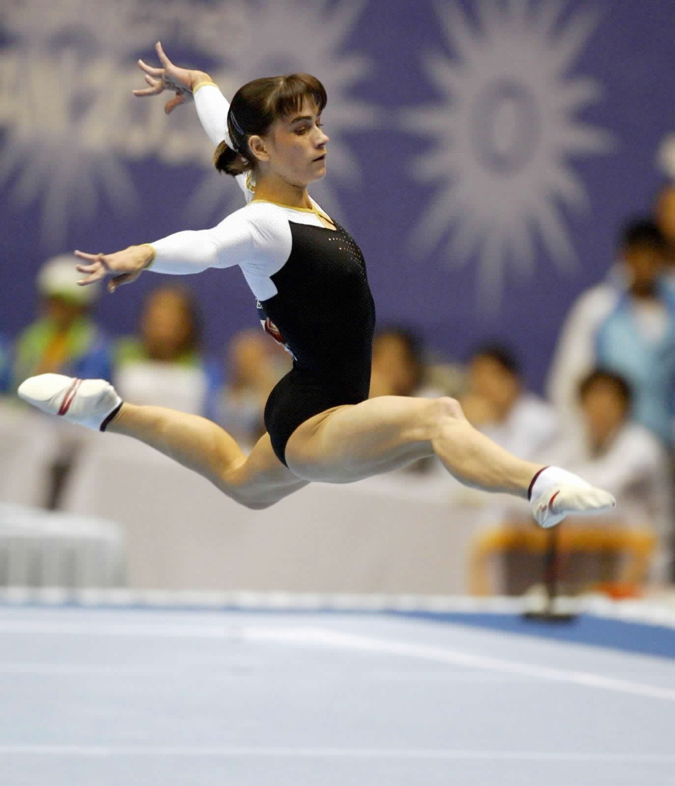 2002年10月5日，丘索维金娜在釜山亚运会女子自由体操决赛中。