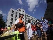 以臂为墙，19岁大三学生洪水中为病人护航