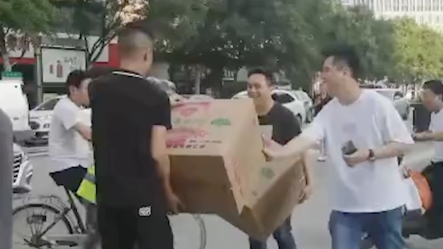 南方拍客|郑州市民为解放军送慰问品，子弟兵休息之余转送给小朋友