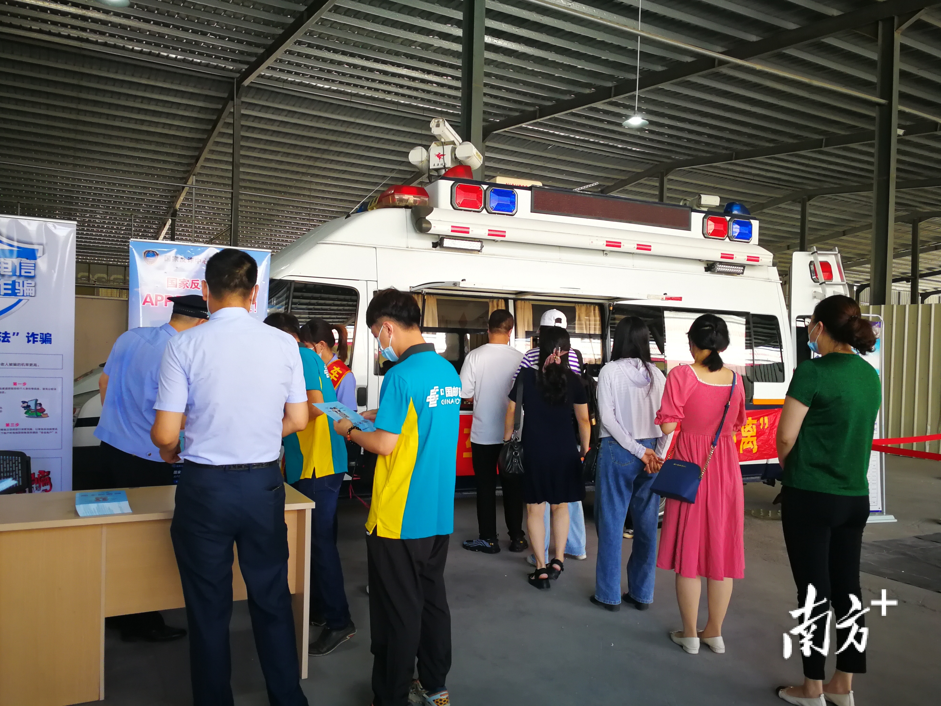 近日，车管业务流动服务车开进京东云物流园。 受访者供图