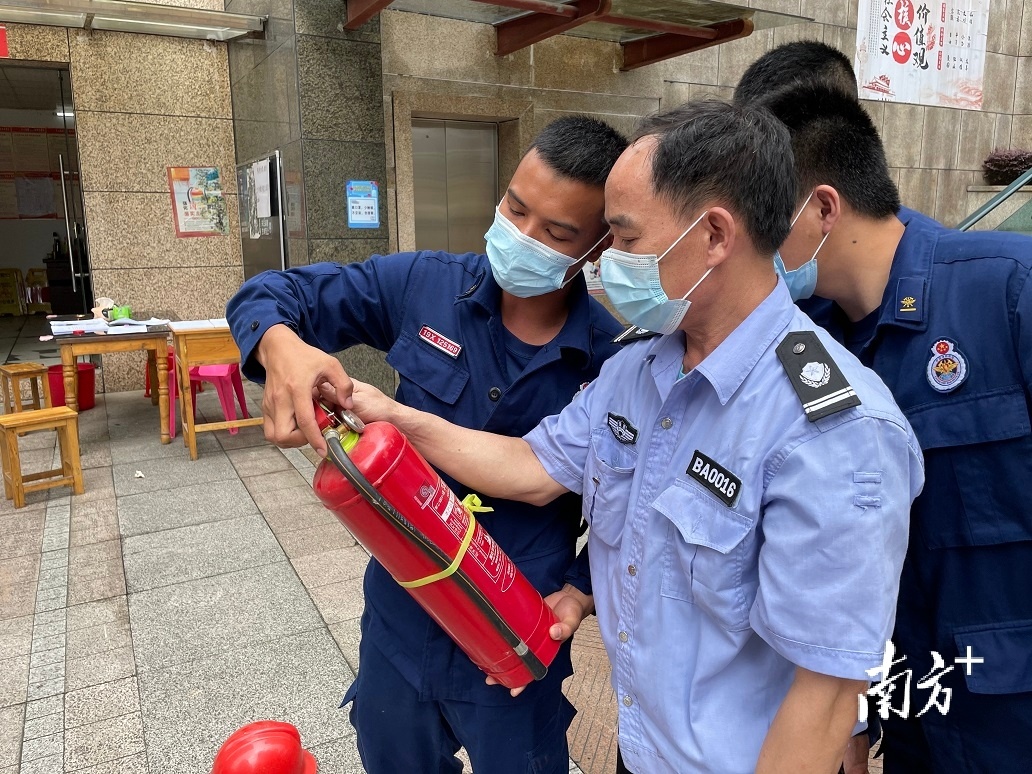 遏制高层建筑火灾，韶关消防组织召开消防法规宣贯培训会