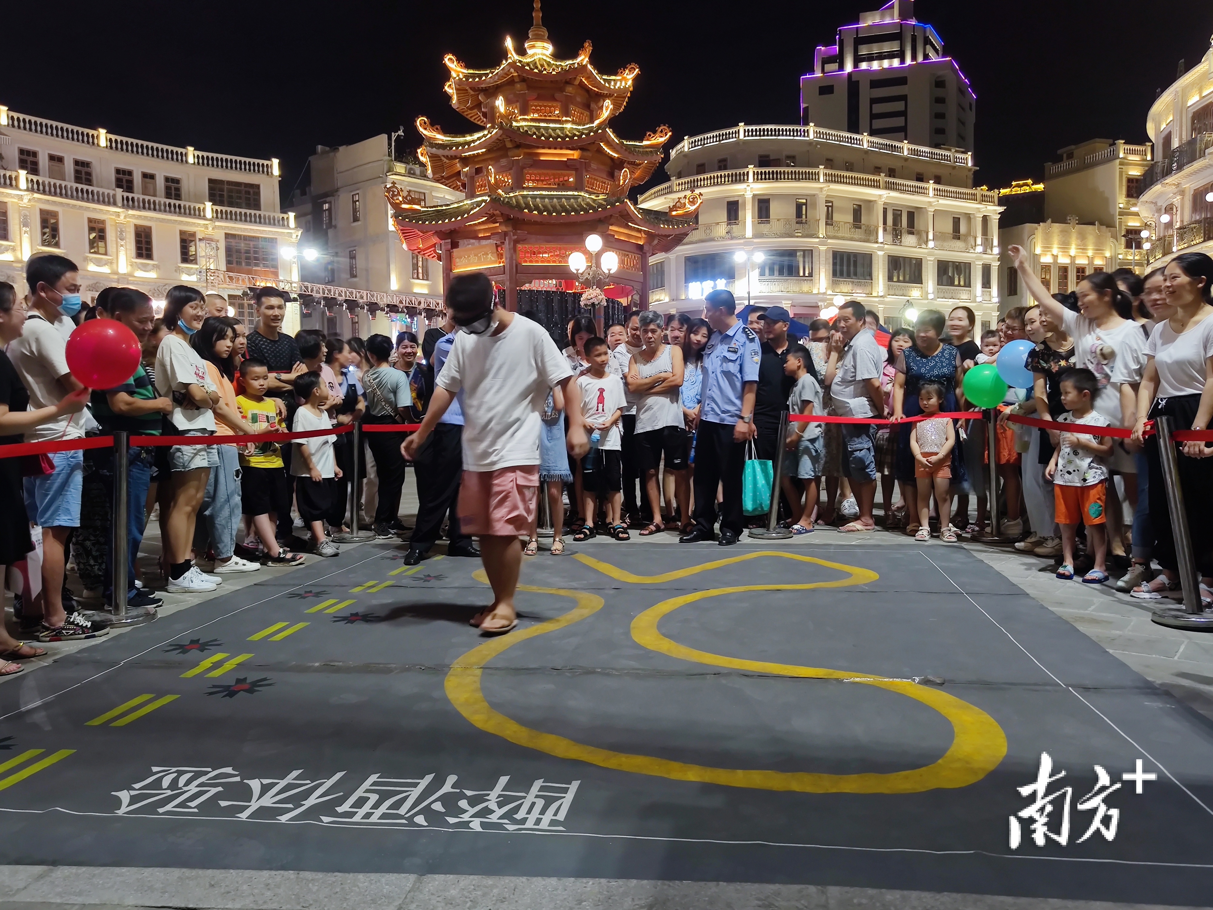 日前，车管业务流动服务车开进汕头小公园，现场市民群众积极参与“酒驾模拟体验”。受访者供图