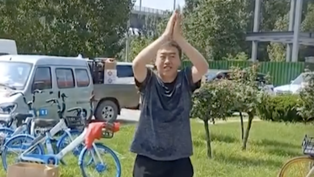 南方拍客|救援队离开河南新乡大爷往车里塞饼表示感激