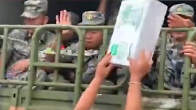 南方拍客|河南村民争相送礼物送别杨根思部队