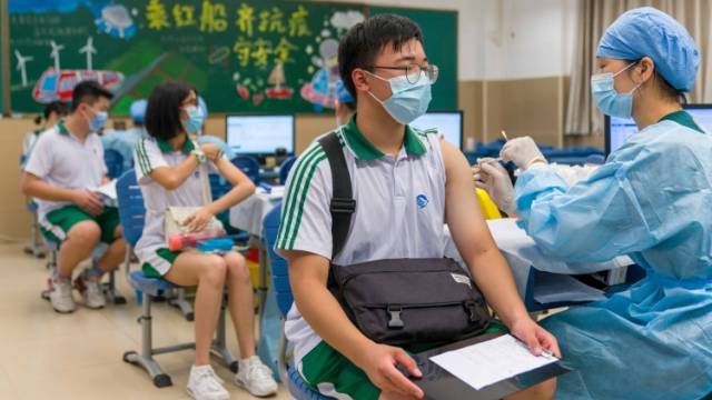 现场直击！广州海珠区15到17岁人群集中接种新冠疫苗