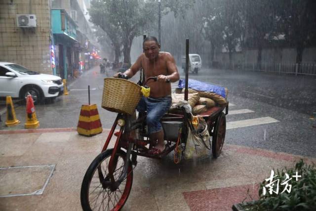  海珠区新港西路突降大雨，给酷热的广州浇了个澡。