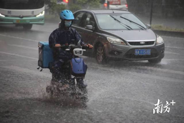  海珠区新港西路突降大雨，给酷热的广州浇了个澡。