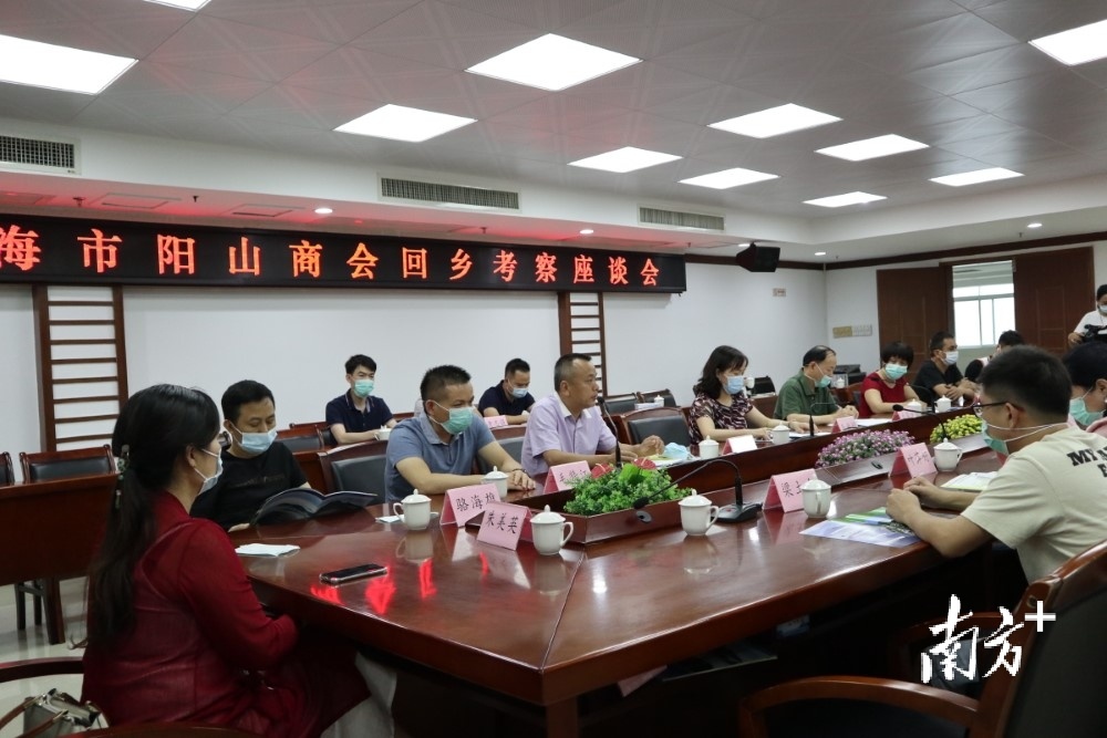 今年5月，阳山县工业和信息化局会同县工商联，接洽珠海市阳山商会班子成员。