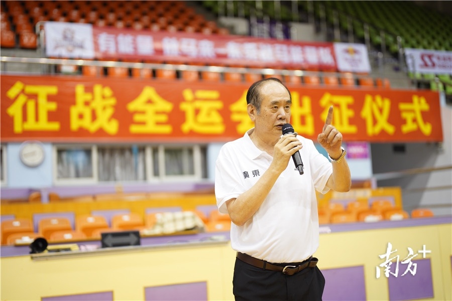 中国篮协副主席、广东省篮协会长刘克军致辞。